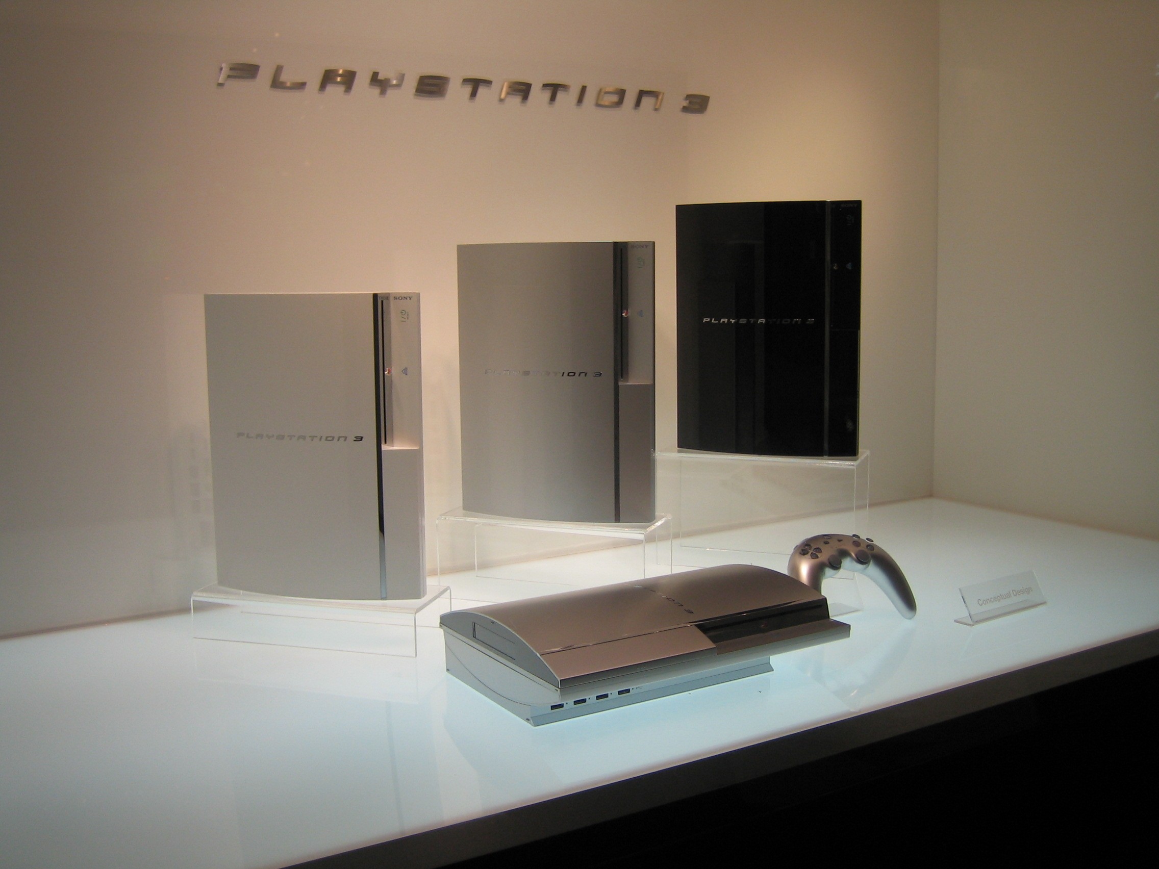 PlayStation_3_on_display_at_Tokyo_Game_Show_20050918